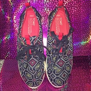 TOMS size 8.5 sneaker only worn twice